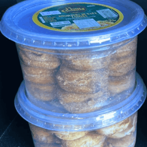 Potes empilhados de Casadinho de Nata Bom da Canastra, mostrando biscoitos amanteigados recheados e polvilhados com açúcar, com rótulo verde destacando a marca.