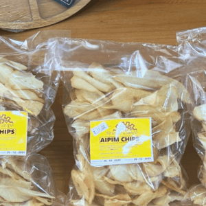 Embalagem transparente de Aipim Chips Sítio do Campo, exibindo lâminas de mandioca fritas e douradas com rótulo amarelo central.
