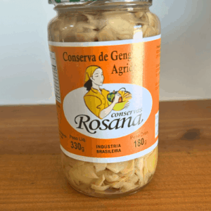 "Pote de vidro de Conserva de Gengibre Agridoce Rosana de 330g com tampa xadrez verde, mostrando as lâminas claras de gengibre em conserva.