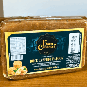 Barra de Doce Caseiro Paçoca Bom da Canastra de 300g, embalada em plástico transparente, destacando o rótulo verde com imagem de amendoins e a origem de Piumhi-MG.