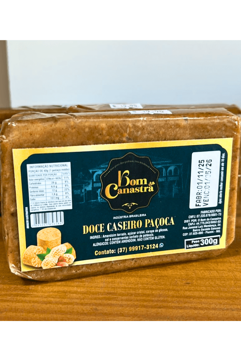 Barra de Doce Caseiro Paçoca Bom da Canastra de 300g, embalada em plástico transparente, destacando o rótulo verde com imagem de amendoins e a origem de Piumhi-MG.