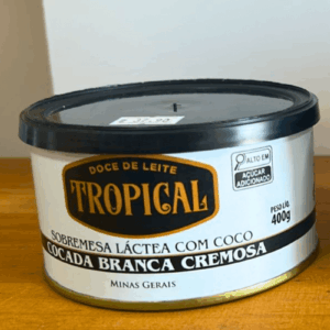 Pote de Sobremesa Láctea com Coco - Cocada Branca Cremosa da marca Tropical, contendo 400g, com rótulo branco e preto destacando a origem de Minas Gerais.