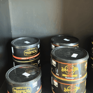 Potes de vidro de Doce de Leite Tradicional e Doce de Leite com Café da linha O Bom da Canastra, exibindo textura cremosa e cor dourada característica.