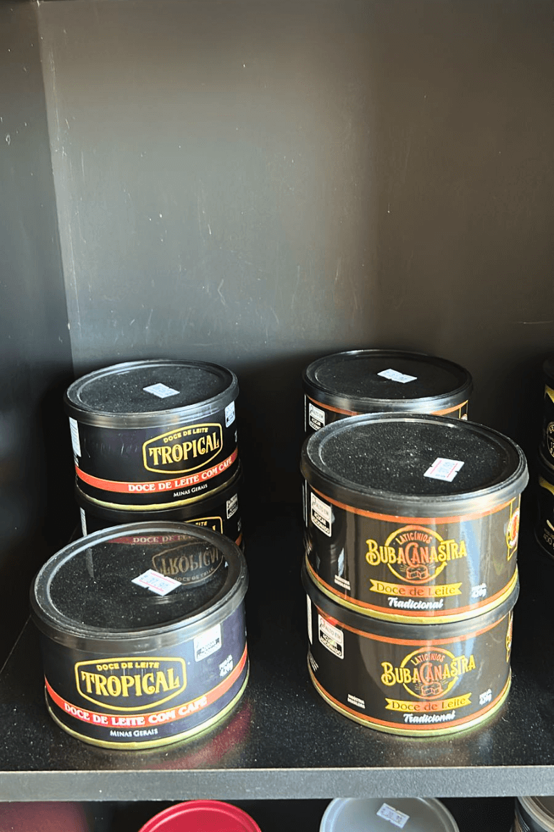 Potes de vidro de Doce de Leite Tradicional e Doce de Leite com Café da linha O Bom da Canastra, exibindo textura cremosa e cor dourada característica.
