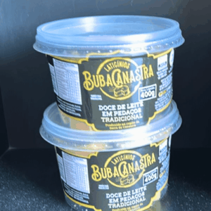 Dois potes de Doce de Leite em Pedaços Tradicional da marca Laticínios Bubacanastra, peso líquido 400g, com rótulo preto e amarelo destacando a produção na região da Serra da Canastra.
