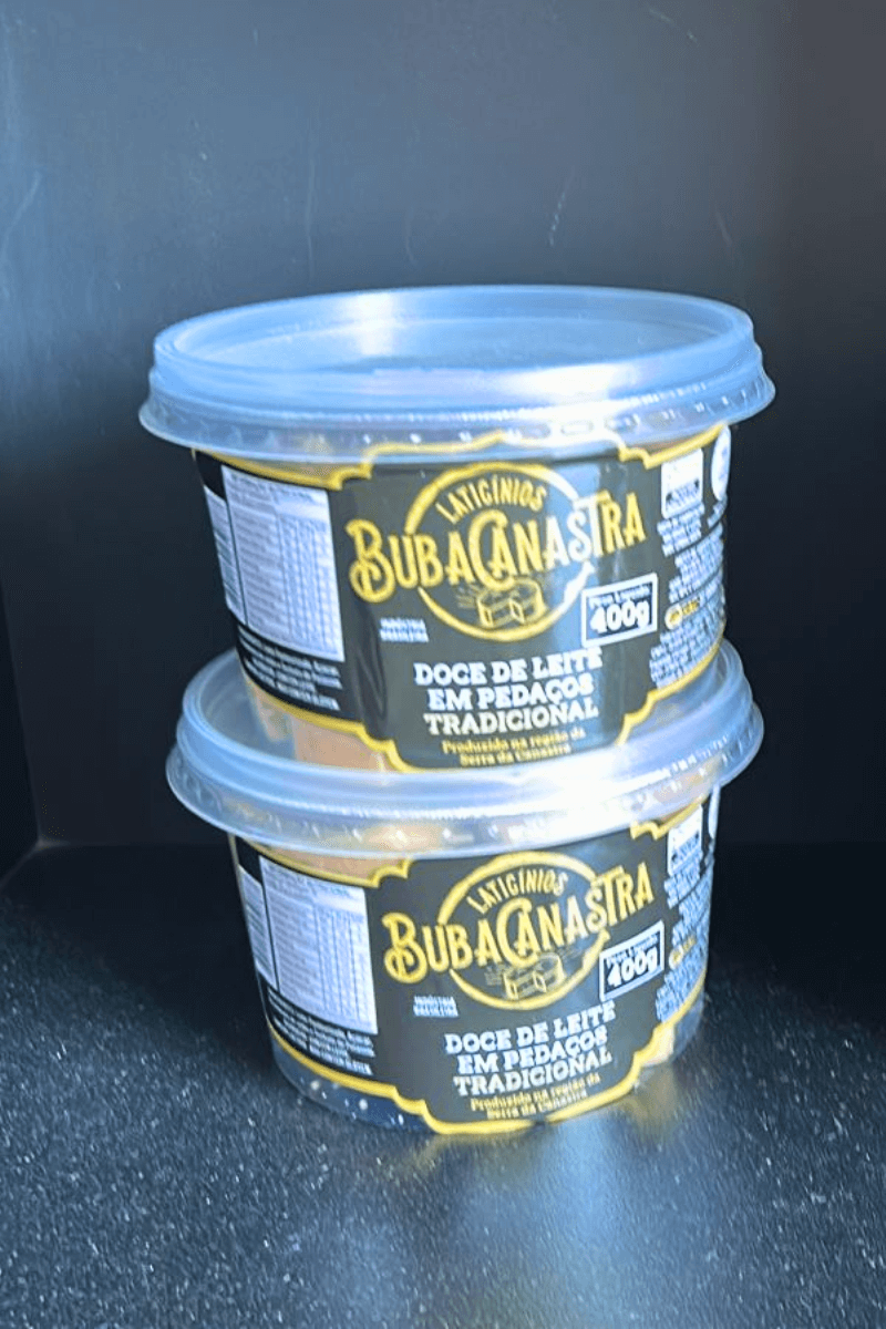 Dois potes de Doce de Leite em Pedaços Tradicional da marca Laticínios Bubacanastra, peso líquido 400g, com rótulo preto e amarelo destacando a produção na região da Serra da Canastra.