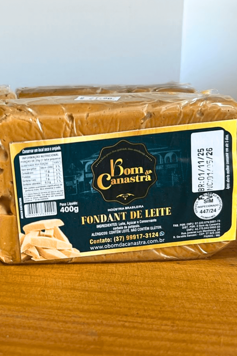 Barra de Fondant de Leite Bom da Canastra de 400g embalada em plástico transparente, com rótulo preto e amarelo destacando a origem de Piumhi-MG e o selo de inspeção municipal.