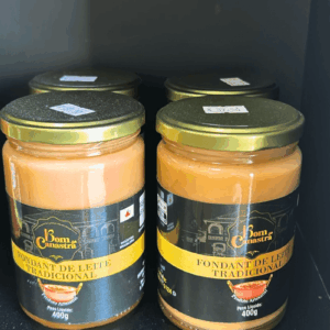 Potes de vidro de Fondant de Leite Tradicional Bom da Canastra com 400g, exibindo a cor caramelo dourada e textura cremosa, com rótulo preto e dourado destacando a produção artesanal.