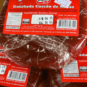 Goiabada Cascão de Minas da marca Tropical Doces, peso líquido 500g, embalada em plástico transparente, destacando o rótulo vermelho e a textura rústica do doce.