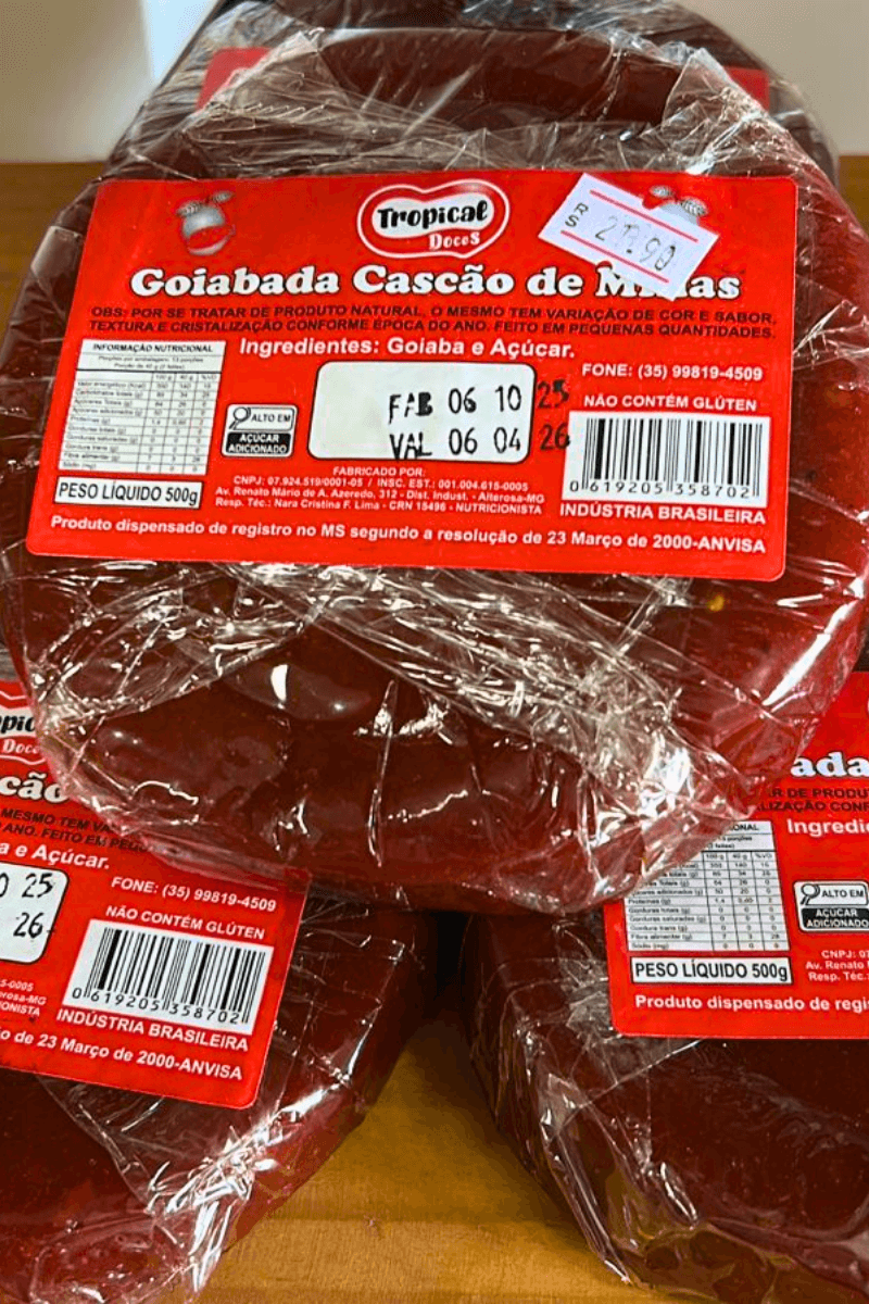 Goiabada Cascão de Minas da marca Tropical Doces, peso líquido 500g, embalada em plástico transparente, destacando o rótulo vermelho e a textura rústica do doce.