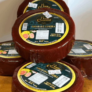 Pilha de Goiabadas Caseiras Bom da Canastra de 600g em formato redondo, embaladas em plástico transparente com rótulo verde e amarelo destacando a marca e a origem de Piumhi-MG.