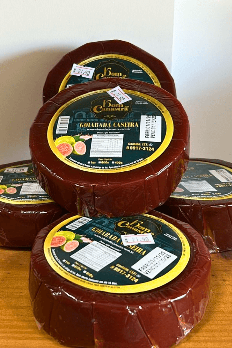 Pilha de Goiabadas Caseiras Bom da Canastra de 600g em formato redondo, embaladas em plástico transparente com rótulo verde e amarelo destacando a marca e a origem de Piumhi-MG.