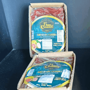 Duas embalagens de Goiabada Caseira Bom da Canastra de 400g; o doce é visível através do plástico, protegido por uma caixa de papelão, com rótulo azul e ilustrações de goiabas.