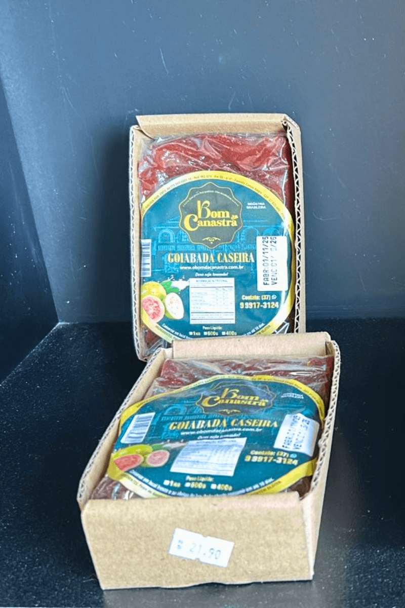 Duas embalagens de Goiabada Caseira Bom da Canastra de 400g; o doce é visível através do plástico, protegido por uma caixa de papelão, com rótulo azul e ilustrações de goiabas.