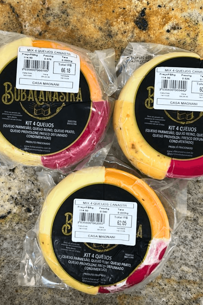 Três unidades do Mix Quatro Queijos Canastra Casa Magnani embaladas a vácuo, mostrando as divisões de Queijo Parmesão, Reino, Prato e Provolone Defumado.