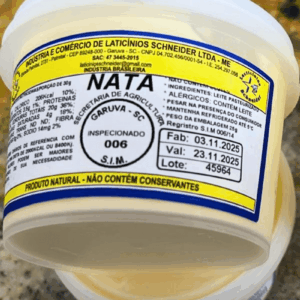 Pote de Nata artesanal da Laticínios Schneider em primeiro plano, mostrando o selo de inspeção 006 e as datas de fabricação e validade.
