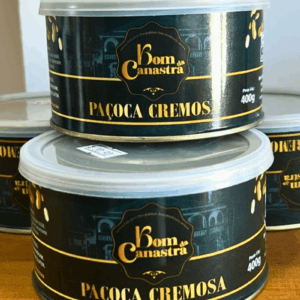 Dois potes de Paçoca Cremosa Bom da Canastra de 400g empilhados, com rótulo preto e dourado destacando a imagem de amendoins.