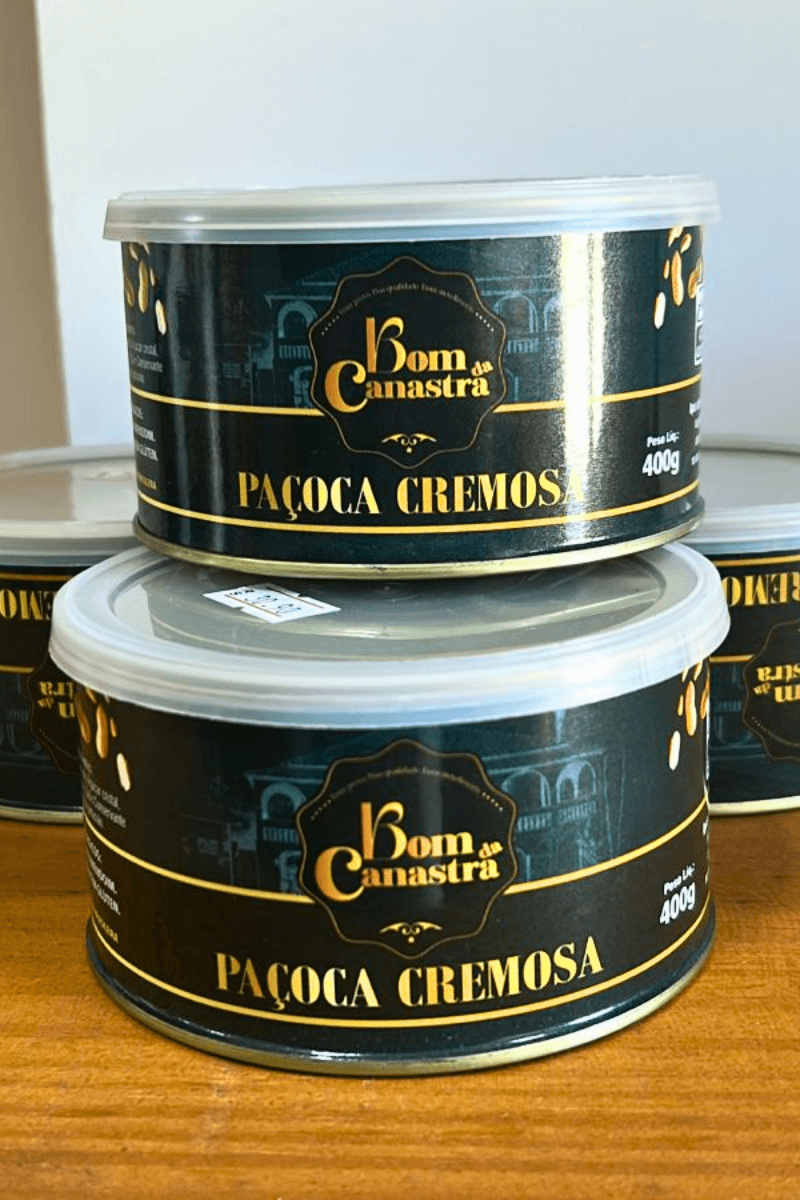Dois potes de Paçoca Cremosa Bom da Canastra de 400g empilhados, com rótulo preto e dourado destacando a imagem de amendoins.
