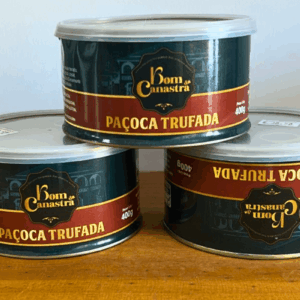 Três potes de Paçoca Trufada Bom da Canastra de 400g empilhados; a embalagem possui uma faixa bordô com letras douradas destacando o nome do produto.