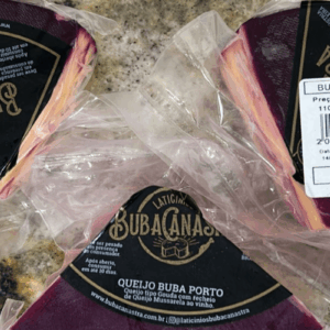 Três pedaços de Queijo Buba Porto embalados a vácuo, mostrando a base de queijo tipo Gouda com recheio interno de mussarela ao vinho tinto.