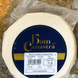 Unidade de Queijo Minas Canastra da linha Bom da Canastra embalada a vácuo, apresentando o rótulo azul e dourado da Casa Magnani.