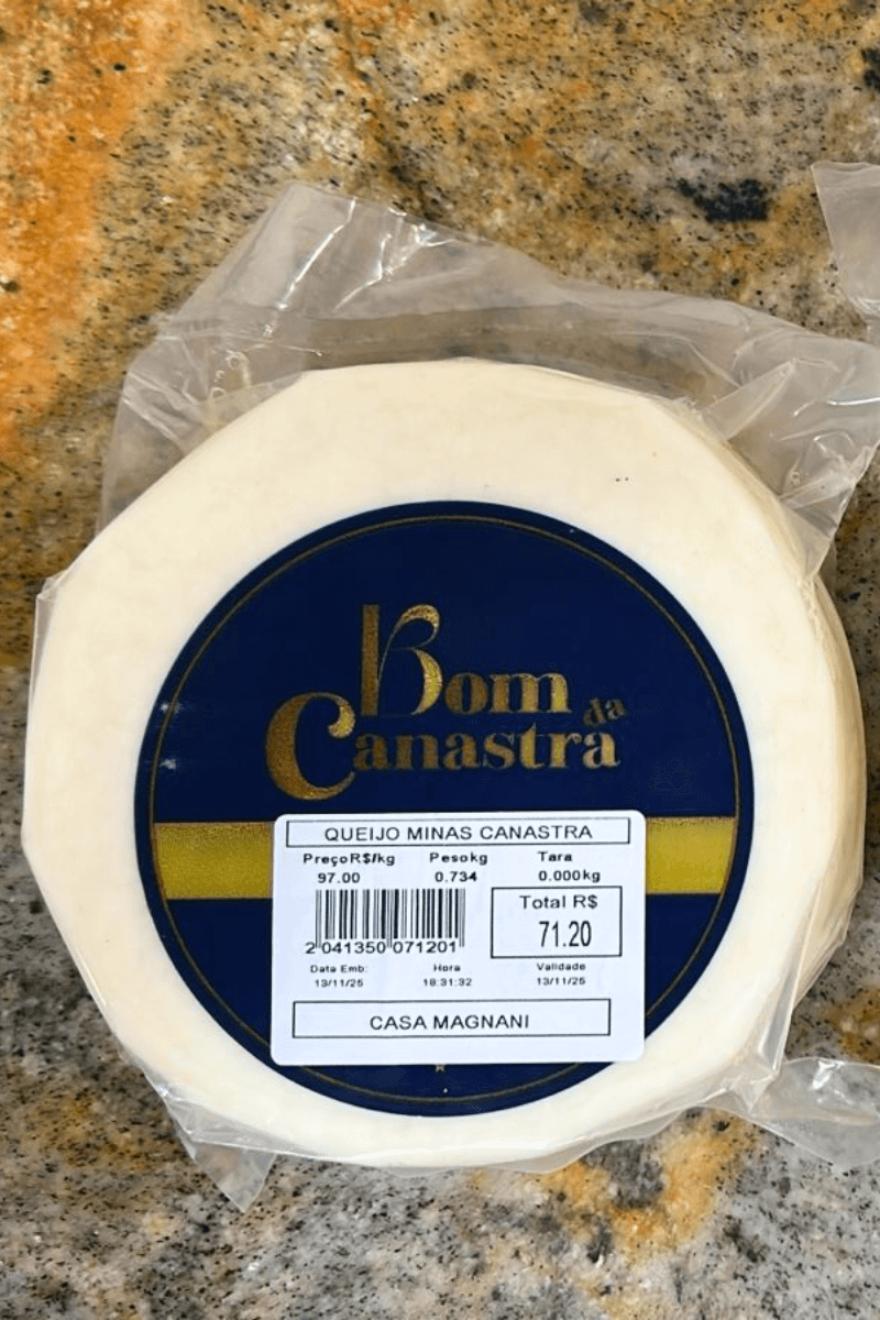 Unidade de Queijo Minas Canastra da linha Bom da Canastra embalada a vácuo, apresentando o rótulo azul e dourado da Casa Magnani.
