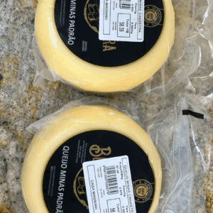 Dois exemplares de Queijo Minas Padrão Canastra embalados a vácuo com selo de agroindústria e procedência da Canastra.