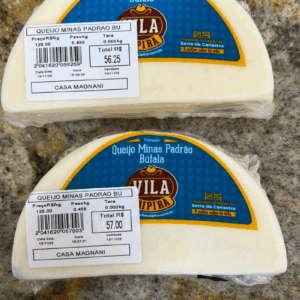 Duas peças fracionadas de Queijo Minas Padrão de Búfala Vila Caipira embaladas a vácuo, destacando o rótulo azul com detalhes em dourado e a logomarca da Vila Caipira.