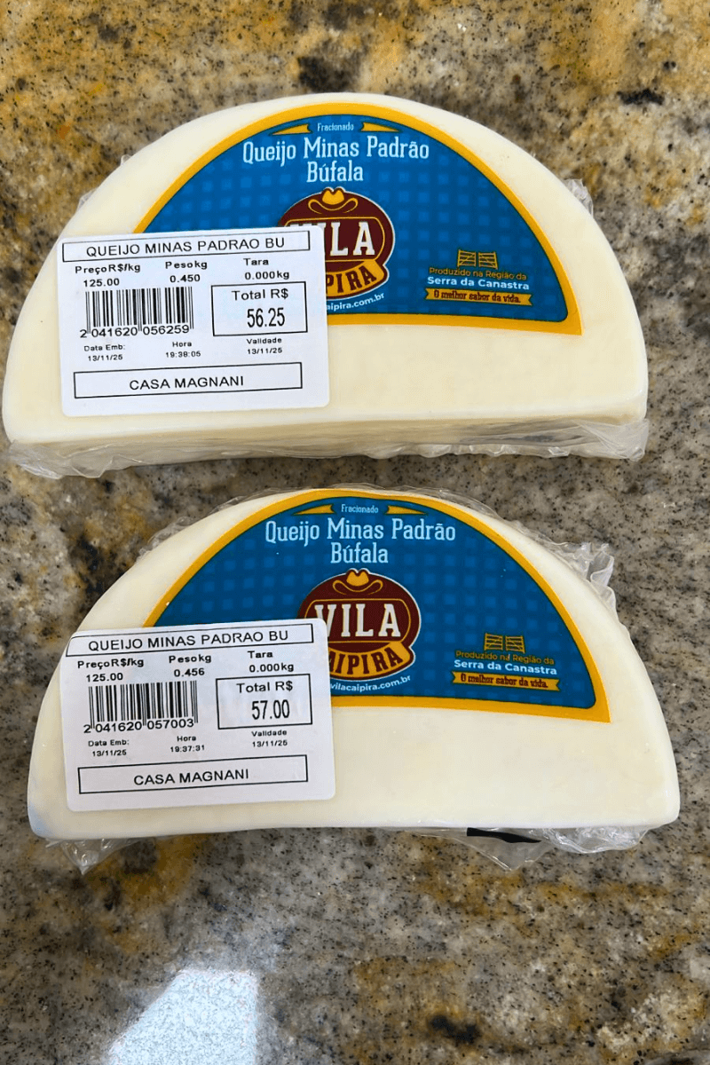Duas peças fracionadas de Queijo Minas Padrão de Búfala Vila Caipira embaladas a vácuo, destacando o rótulo azul com detalhes em dourado e a logomarca da Vila Caipira.