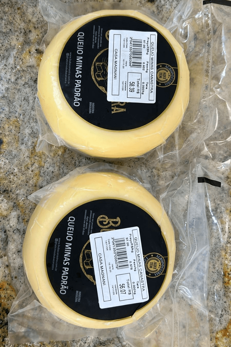 Dois exemplares de Queijo Minas Padrão Canastra embalados a vácuo com selo de agroindústria e procedência da Canastra.