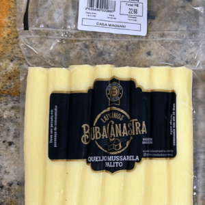 Embalagem de Queijo Mussarela Palito BubaCanastra contendo diversos bastões de queijo de coloração clara, com rótulo preto e dourado da marca.