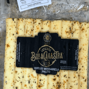 Embalagem de Queijo Mussarela Palito Temperado da BubaCanastra, contendo bastões de queijo cobertos com ervas finas e especiarias, com rótulo preto e dourado.