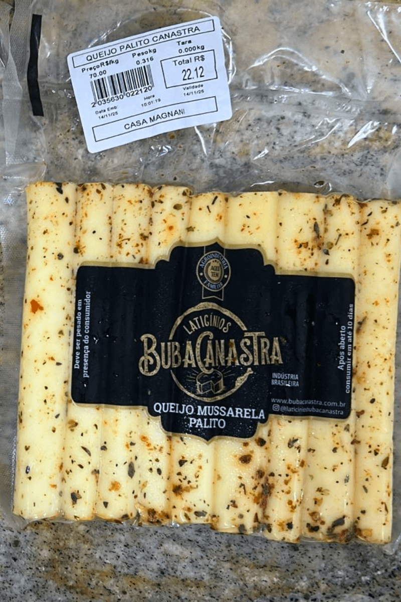 Embalagem de Queijo Mussarela Palito Temperado da BubaCanastra, contendo bastões de queijo cobertos com ervas finas e especiarias, com rótulo preto e dourado.