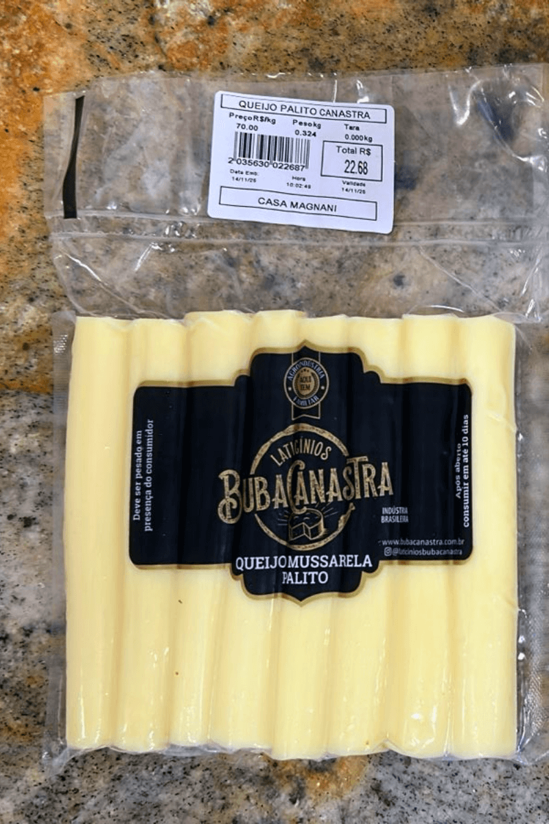 Embalagem de Queijo Mussarela Palito BubaCanastra contendo diversos bastões de queijo de coloração clara, com rótulo preto e dourado da marca.