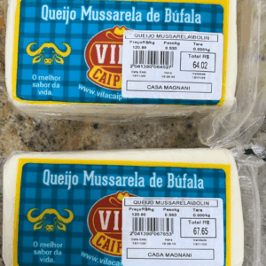 Duas barras de Queijo Mussarela de Búfala Vila Caipira embaladas a vácuo, com rótulo azul e amarelo indicando "O melhor sabor da vida".