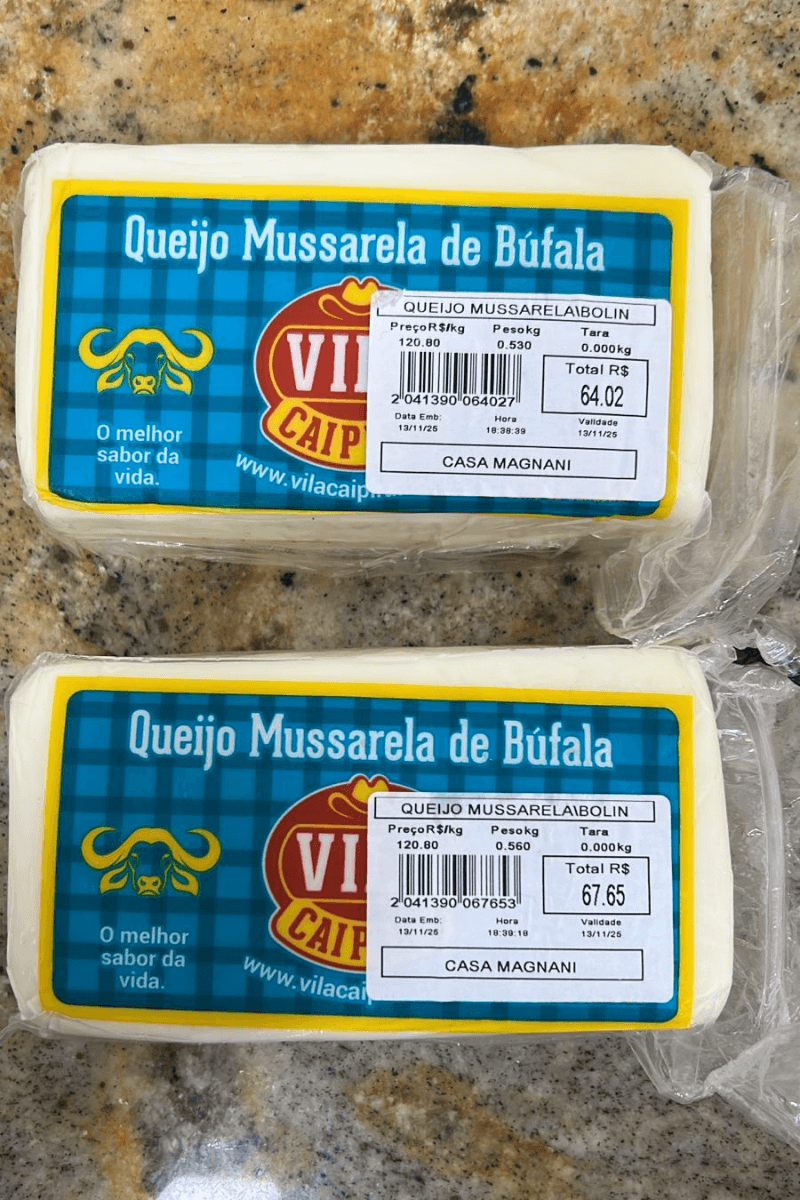 Duas barras de Queijo Mussarela de Búfala Vila Caipira embaladas a vácuo, com rótulo azul e amarelo indicando "O melhor sabor da vida".