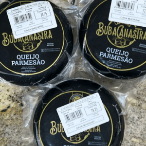 Três unidades de Queijo Parmesão Capa Preta BubaCanastra embaladas a vácuo, com casca preta característica e rótulo preto e dourado.