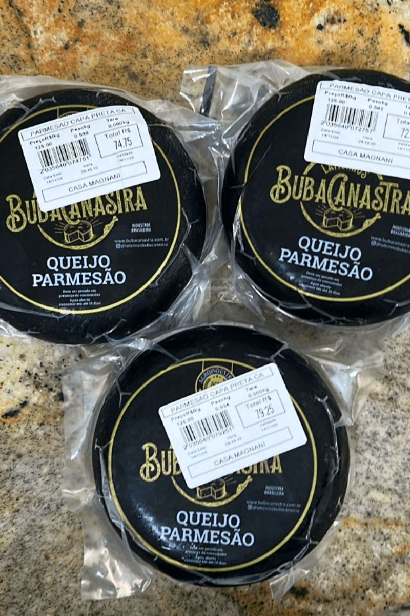 Três unidades de Queijo Parmesão Capa Preta BubaCanastra embaladas a vácuo, com casca preta característica e rótulo preto e dourado.
