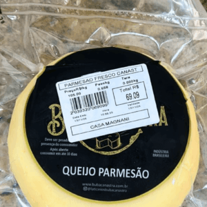 Unidade de Queijo Parmesão Fresco Casa Magnani embalada a vácuo, destacando o rótulo preto com informações de peso e validade da região da Canastra.
