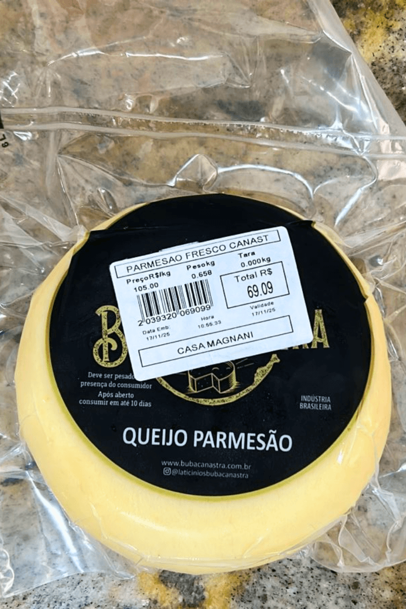 Unidade de Queijo Parmesão Fresco Casa Magnani embalada a vácuo, destacando o rótulo preto com informações de peso e validade da região da Canastra.