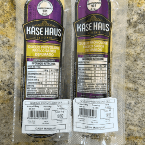 Duas peças de Queijo Provolone Fresco Sabor Defumado da marca Käse Haus, embaladas a vácuo, com rótulo roxo e dourado, destacando o selo de inspeção S.I.E. 931 de Santa Catarina.