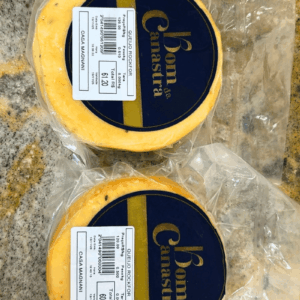 Duas unidades de Queijo Rockfor Bom da Canastra embaladas a vácuo, com rótulo azul e dourado sobre fundo de granito.