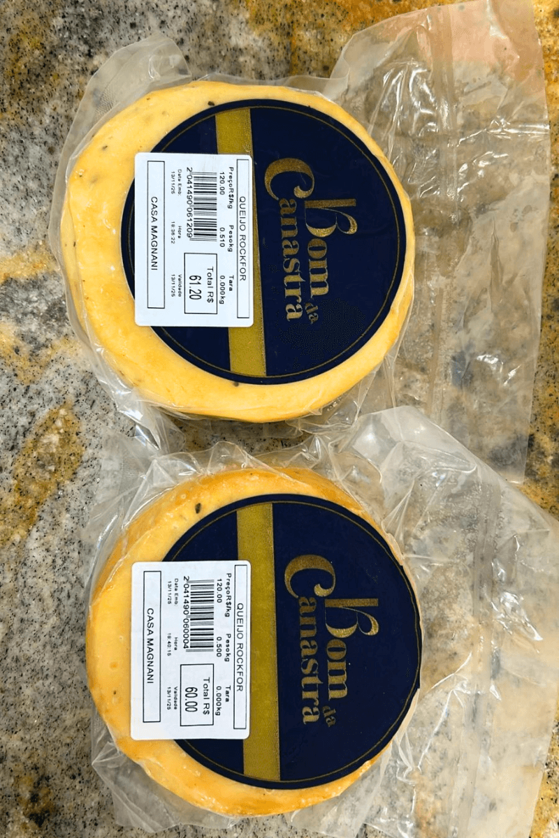 Duas unidades de Queijo Rockfor Bom da Canastra embaladas a vácuo, com rótulo azul e dourado sobre fundo de granito.