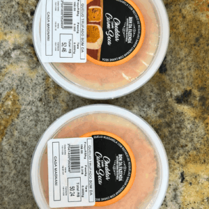 Duas unidades de Queijo Trufado Bom da Fazenda sabor Cheddar com Carne Seca em potes individuais, exibindo rótulo laranja e branco.