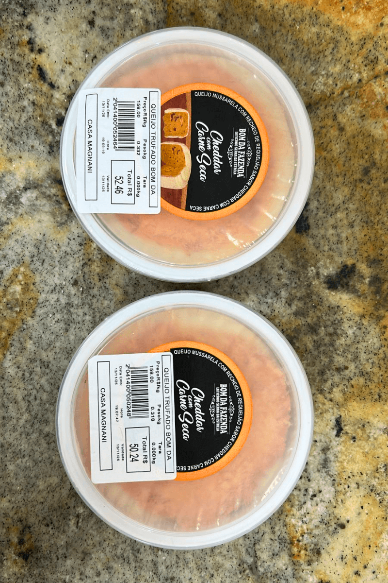 Duas unidades de Queijo Trufado Bom da Fazenda sabor Cheddar com Carne Seca em potes individuais, exibindo rótulo laranja e branco.