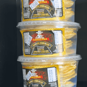 Três potes transparentes empilhados de Queijo Provolone Desidratado O Bom da Canastra, mostrando os chips dourados e crocantes em seu interior.