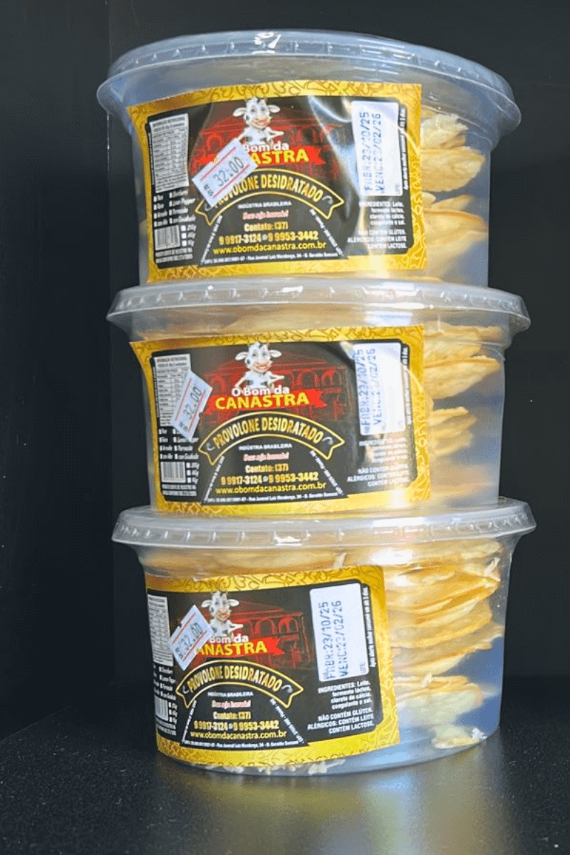 Três potes transparentes empilhados de Queijo Provolone Desidratado O Bom da Canastra, mostrando os chips dourados e crocantes em seu interior.