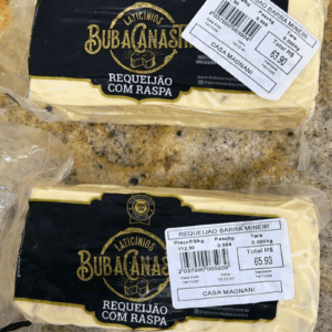 Duas barras de Requeijão com Raspa BubaCanastra embaladas a vácuo, exibindo rótulo preto e dourado com informações de peso e procedência mineira.