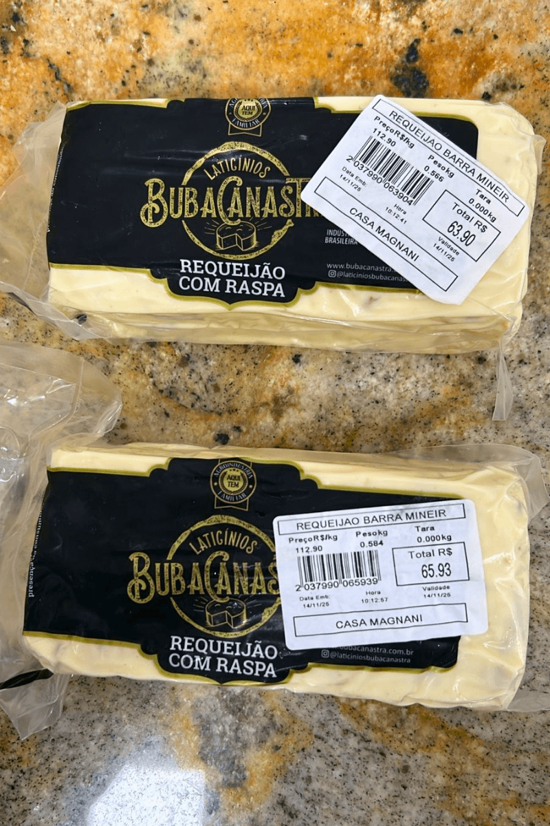 Duas barras de Requeijão com Raspa BubaCanastra embaladas a vácuo, exibindo rótulo preto e dourado com informações de peso e procedência mineira.