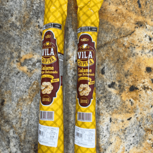 Duas unidades de Salame de Frango Defumado Vila Caipira em embalagem amarela característica, destacando a produção natural na Serra da Canastra.